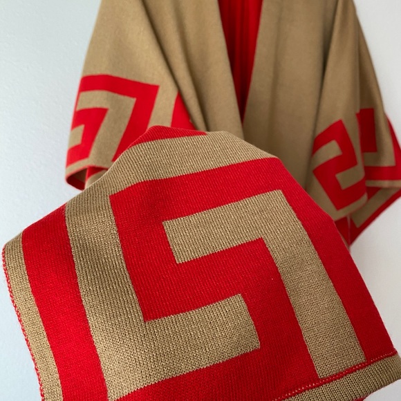 Reversible front open woolen cape. - Picture 9 of 10